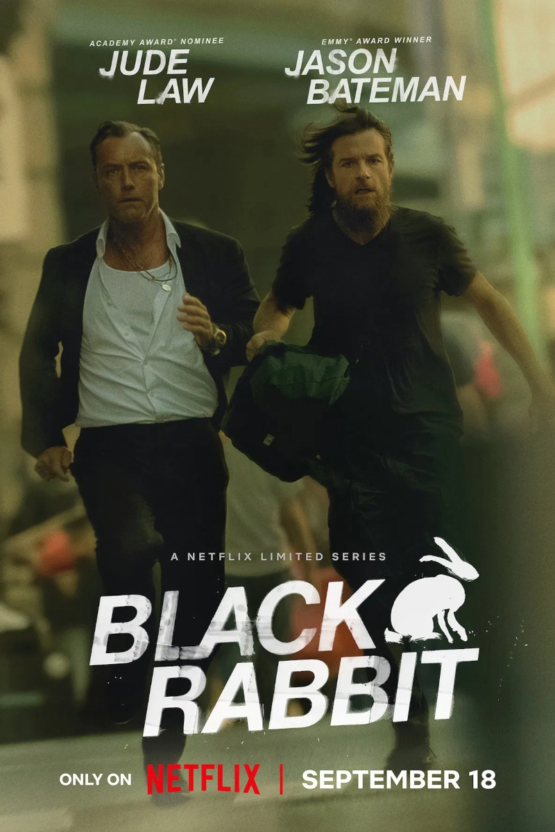 Zwei Männer in Anzügen laufen entschlossen in einer urbanen Umgebung. Auf dem Bild sind die Namen der Schauspieler und der Serienname «Black Rabbit» zu sehen.