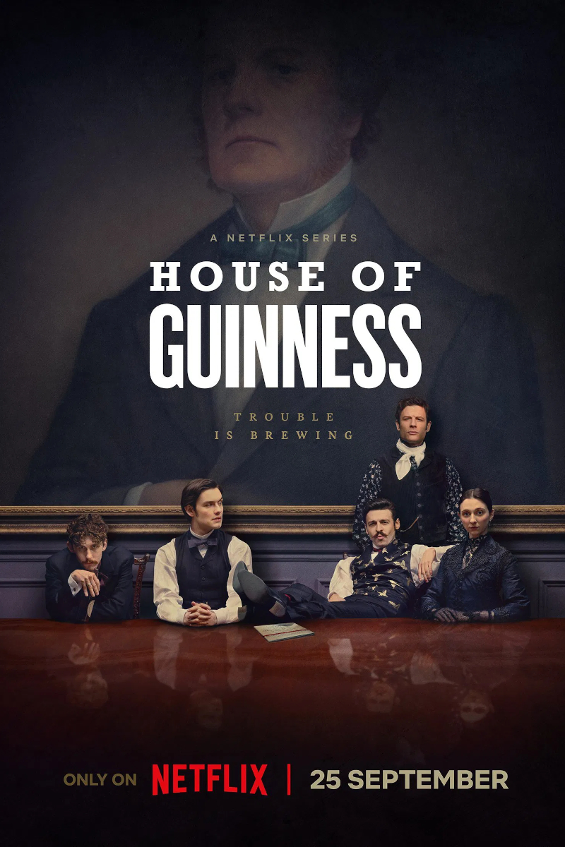Ein Poster der Serie «House of Guinness». Fünf Personen in viktorianischer Kleidung sitzen vor einem grossen Porträt eines Herrn. Die Worte «Trouble is Brewing» sind unter dem Titel zu lesen. Unten ist das Netflix-Logo und das Veröffentlichungsdatum «25 September» zu sehen.