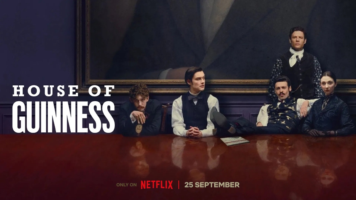 Das Bild zeigt fünf Personen in historischer Kleidung an einem Tisch, im Hintergrund ein Gemälde an der Wand. Der Titel «House of Guinness» steht links im Bild. Unten ist «Only on Netflix | 25 September» zu lesen.