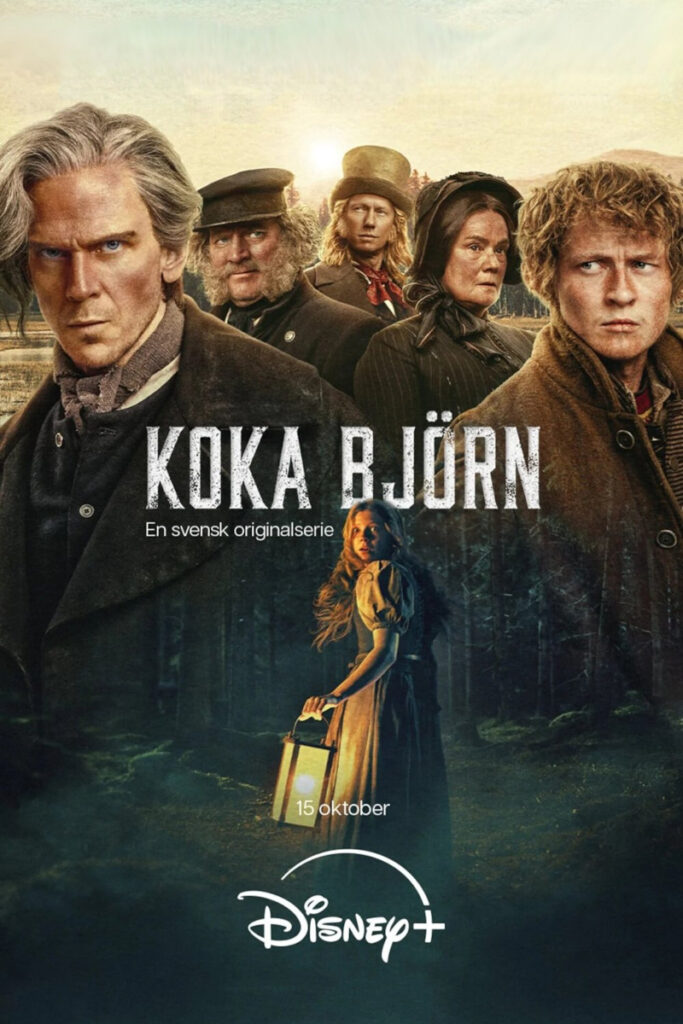 Filmplakat der Serie «Koka Björn»: Fünf Personen in historischer Kleidung blicken ernst in die Kamera, vor einer Waldkulisse. Eine Frau mit Laterne steht im Vordergrund, umgeben von Dunkelheit. Der Text zeigt den Titel der Serie und das Disney+ Logo, sowie das Startdatum.