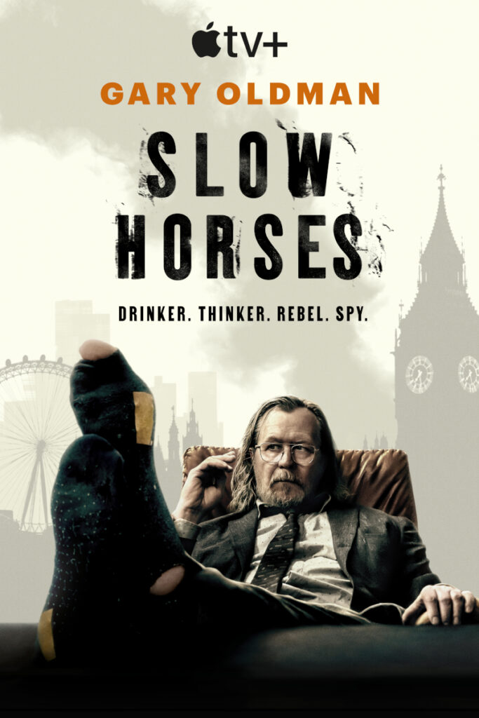 Plakat der Serie «Slow Horses» auf Apple TV+. Ein Mann sitzt entspannt in einem Sessel mit ausgestreckten Füssen, im Hintergrund sind die Umrisse von London zu sehen, einschliesslich des Riesenrads und der Turmuhr. Der Slogan lautet: «Drinker. Thinker. Rebel. Spy.»