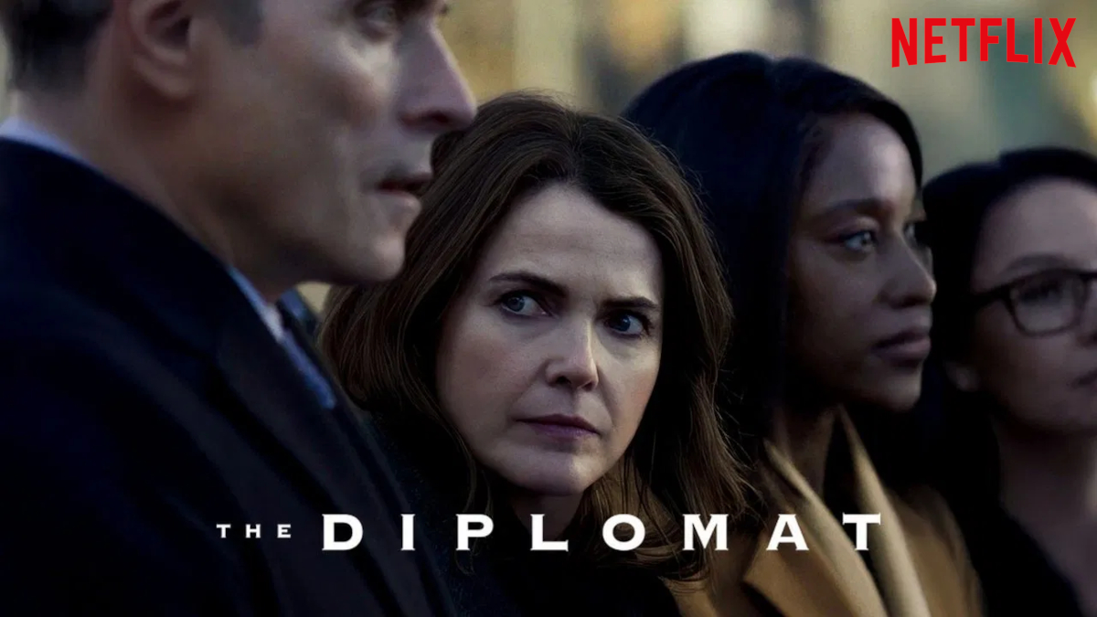 Drei Personen stehen nebeneinander und blicken ernst in dieselbe Richtung. Im Vordergrund ist der Text «The Diplomat» zu sehen. Oben rechts befindet sich das Netflix-Logo. Die Szene wirkt angespannt und geheimnisvoll.
