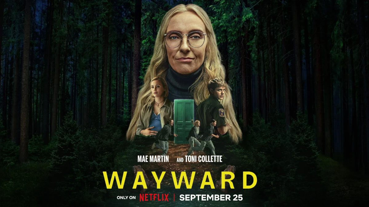 Ein düsterer Wald bei Nacht. Im Vordergrund eine grosse Frau mit langen Haaren und Brille, mit Szenen von zwei Personen, einem Mann und einer Frau, und einer grünen Tür. Unten der Titel «WAYWARD» und das Datum «25. September».