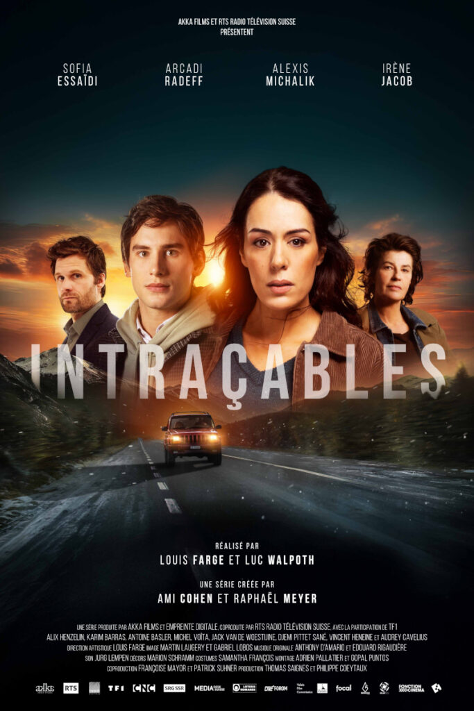 Filmplakat der Serie «Intraçables»: Vier Personen sind vor einem dramatischen Abendhimmel abgebildet. Unten fährt ein Auto auf einer dunklen Strasse in die Bildmitte. Der Serienname steht gross darüber.