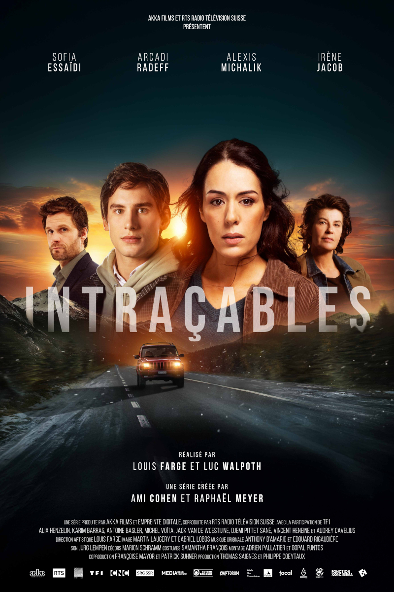 Filmplakat der Serie «Intraçables»: Vier Personen sind vor einem dramatischen Abendhimmel abgebildet. Unten fährt ein Auto auf einer dunklen Strasse in die Bildmitte. Der Serienname steht gross darüber.