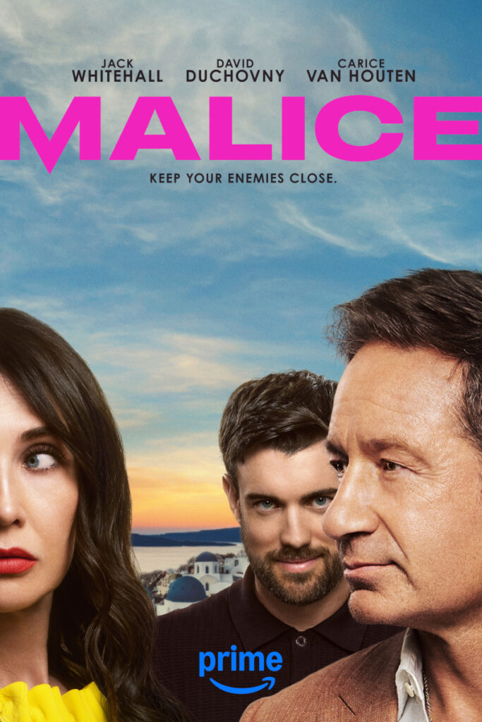 Drei Personen auf einem Poster zur Serie «Malice» vor einer griechischen Küstenlandschaft bei Sonnenuntergang. Die linke Person blickt nach rechts, die mittlere Person lächelt, und die rechte schaut ernst nach vorne. Oben ist in grosser Schrift der Titel «Malice» zu lesen.