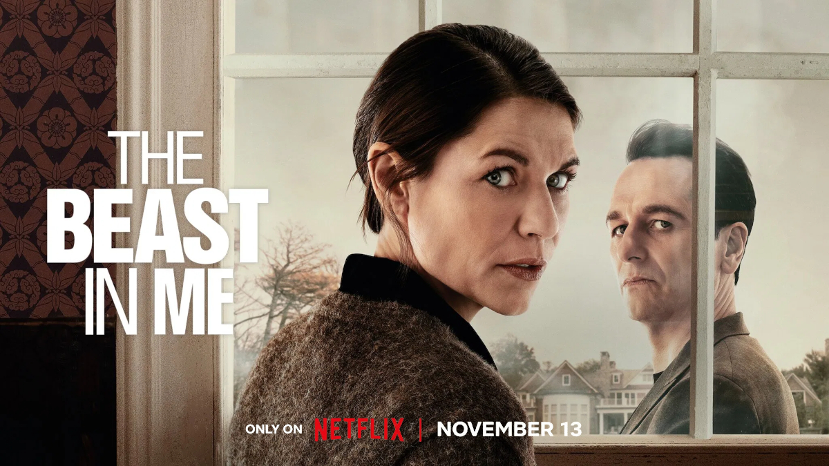 Eine Frau schreitet an einem Fenster vorbei, während ein Mann draussen steht und sie durch das Glas beobachtet. Der Text «The Beast in Me» ist auf der linken Seite, darunter der Hinweis auf die Verfügbarkeit der Serie auf Netflix ab dem 13. November.