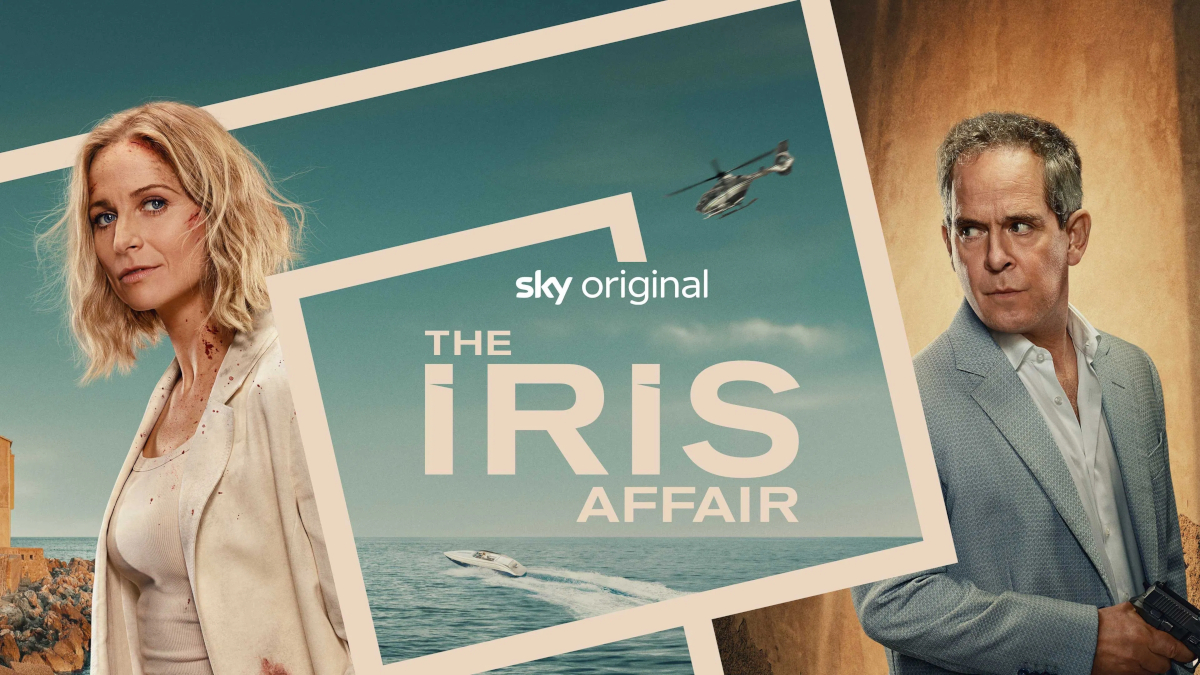 Poster der Serie «The Iris Affair». Links eine Frau mit blonden Haaren und weissem Blazer, rechts ein Mann im blauen Anzug mit ernstem Blick. In der Mitte Wasser mit einem Motorboot und einem Hubschrauber am Himmel. Der Titel ist zentral platziert.