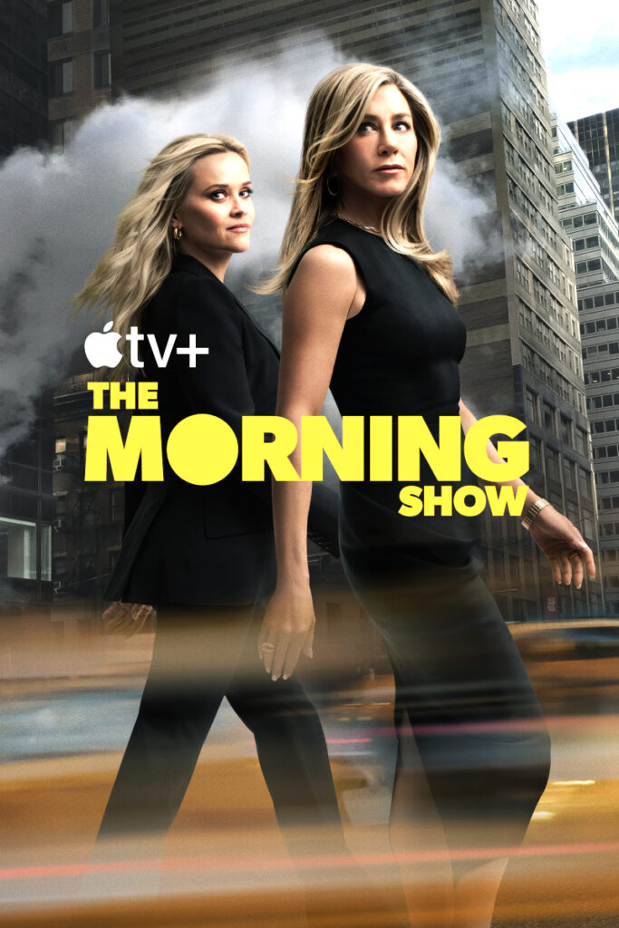 Ein Poster für «The Morning Show» auf Apple TV+. Zwei Frauen in eleganter Kleidung stehen vor einer urbanen Kulisse mit hohen Gebäuden. Der Titel der Serie ist in grossen, gelben Buchstaben geschrieben.