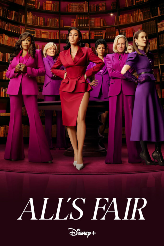 Eine Gruppe von sechs Frauen in eleganten, farblich abgestimmten Anzügen und Kleidern steht in einer Bibliothek vor Regalen voller Bücher. Sie blicken selbstbewusst in die Kamera. Unten im Bild steht der Serientitel «All's Fair» und das Logo von Disney+.