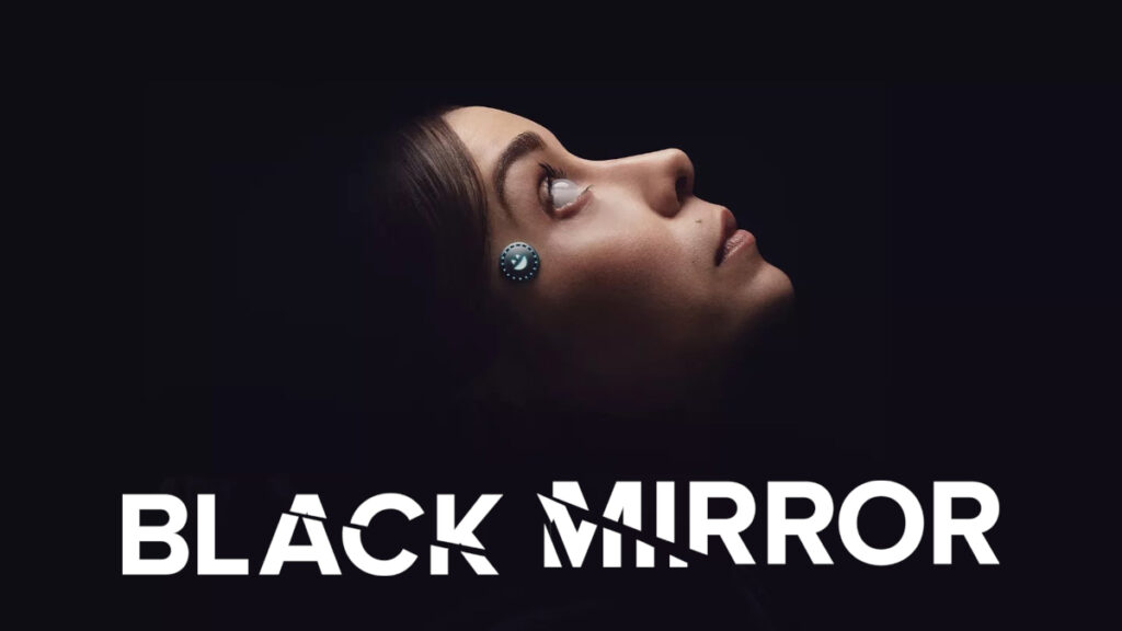 Nahaufnahme einer Person im Profil, die nach oben schaut, mit futuristischem Gadget am Schläfenbereich. Unten im Bild der Schriftzug «Black Mirror». Düsterer Hintergrund verstärkt die futuristische und geheimnisvolle Atmosphäre.