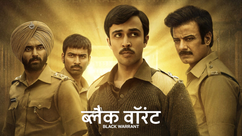 Vier ernst blickende Männer in Uniform stehen nebeneinander vor einem hellen Hintergrund. Der zentrale Mann trägt ein Pullover, die anderen tragen Hemden. Unterhalb des Bildes steht der Titel «Black Warrant» in englischer und hindi Schrift.