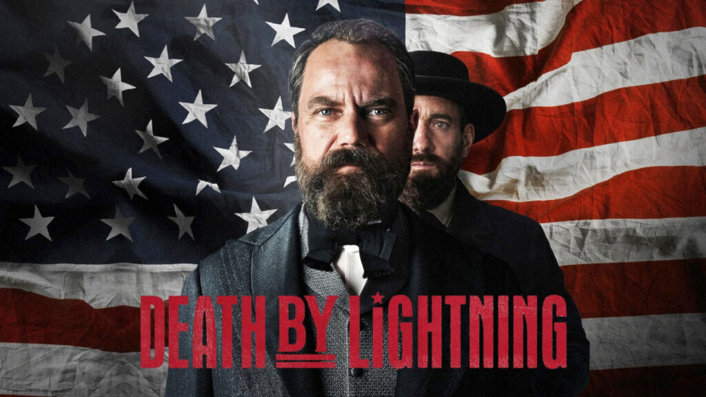 Zwei Männer in historischer Kleidung vor einer US-amerikanischen Flagge. Im Vordergrund trägt einer Anzug und Fliege, im Hintergrund ein Mann mit Hut. Darunter steht der Titel der Serie: «Death by Lightning» in roten Buchstaben.