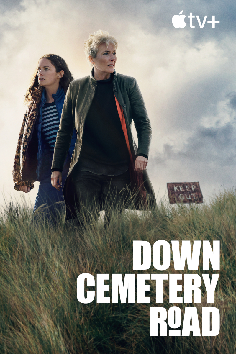 Zwei Personen stehen in einer grasbewachsenen Landschaft unter dramatischem Himmel. Rechts ein Schild mit «KEEP OUT». Im Vordergrund der Titel «Down Cemetery Road». Oben rechts ist das Logo von Apple TV+ zu sehen.