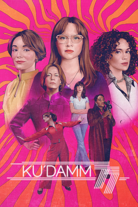 Mehrere stilisierte Figuren vor einem leuchtend pinken Hintergrund mit orangefarbenen Linien. Die Figuren tragen modische Kleidung verschiedener Epochen. Unten steht der Titel «Ku’damm 77». Das Bild vermittelt ein lebendiges, retroinspirierte Gefühl.