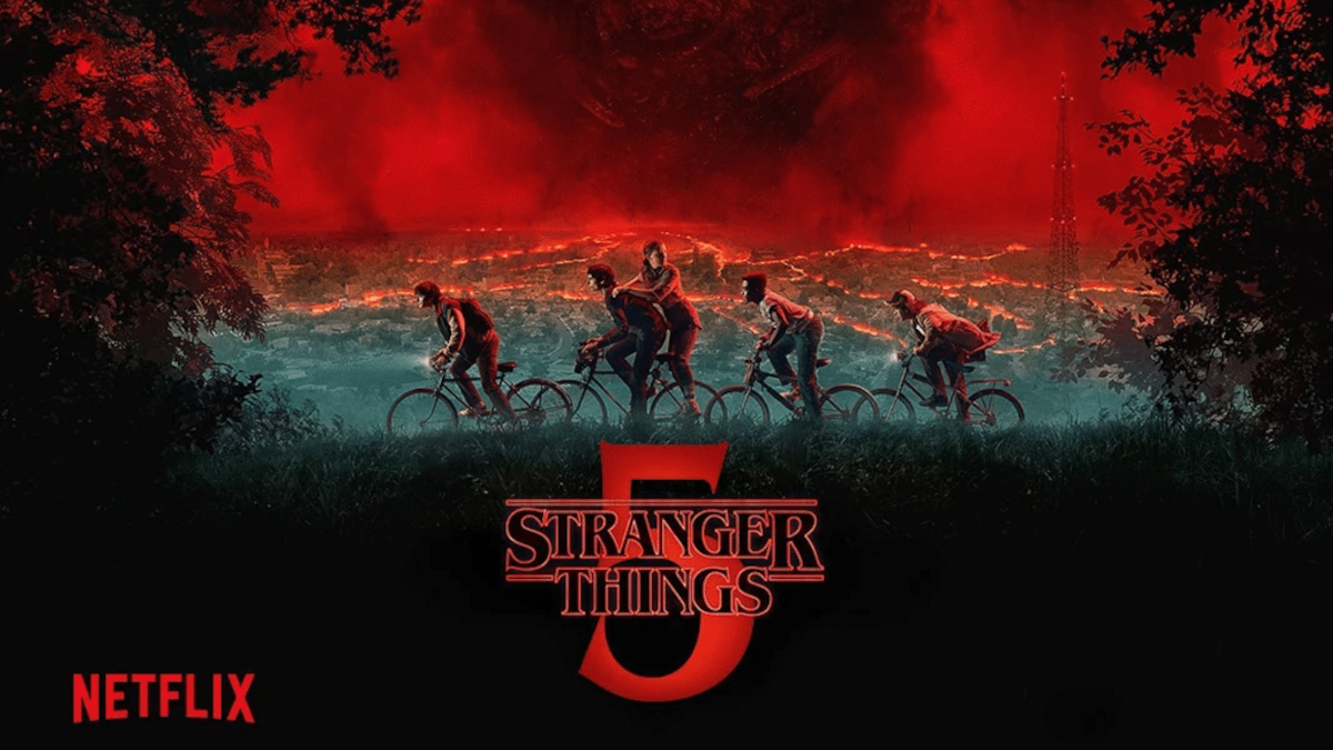 Fünf Fahrradfahrer in einer düsteren, roten Landschaft. Über ihnen dunkelrote Wolken, die eine bedrohliche Stimmung erzeugen. Darunter der Schriftzug «Stranger Things 5» und das Netflix-Logo. Mysteriöse Atmosphäre mit starkem Fokus auf die Serie.