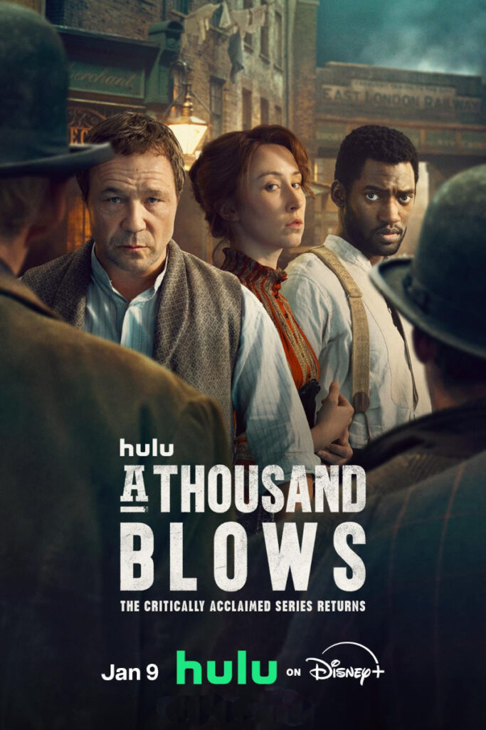 Ein Trio aus zwei Männern und einer Frau blickt ernst in eine viktorianische Strasse. Im Hintergrund sind alte Backsteinbauten sichtbar, während im Vordergrund der Titel «A Thousand Blows» prangt. Unten erscheint das Logo von Hulu und Disney+ mit dem Datum 9. Januar.
