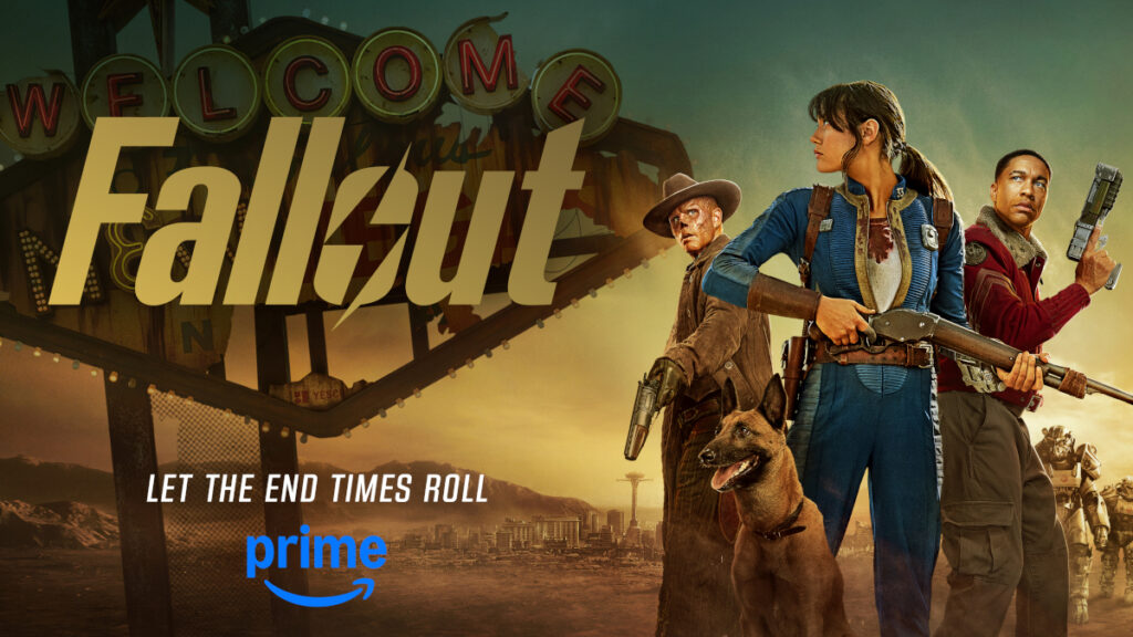 Bild der TV-Serie «Fallout» auf Prime Video. Drei Personen in Endzeit-Kleidung, ein Hund und mehrere Roboter im Hintergrund. Eine verfallene Stadtlandschaft und ein altes Neonschild sind zu sehen. Der Schriftzug «Let the end times roll» erscheint im Vordergrund.