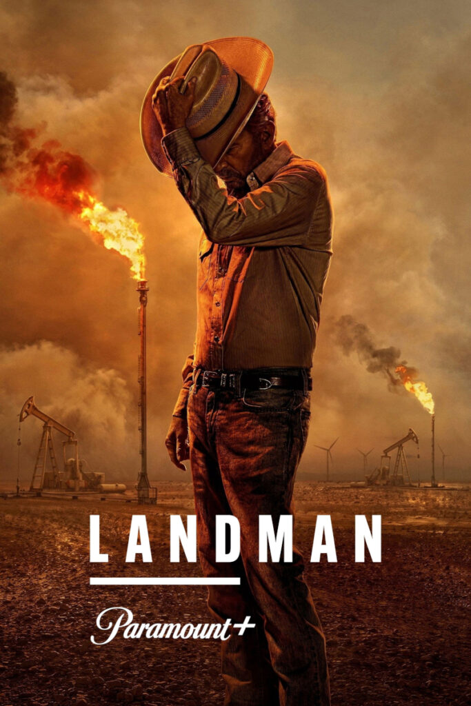 Ein Mann in einem Cowboyhut steht seitlich in einer Wüste, mit brennenden Ölbohrtürmen und Windturbinen im Hintergrund. Er neigt den Kopf und fasst den Hut an.