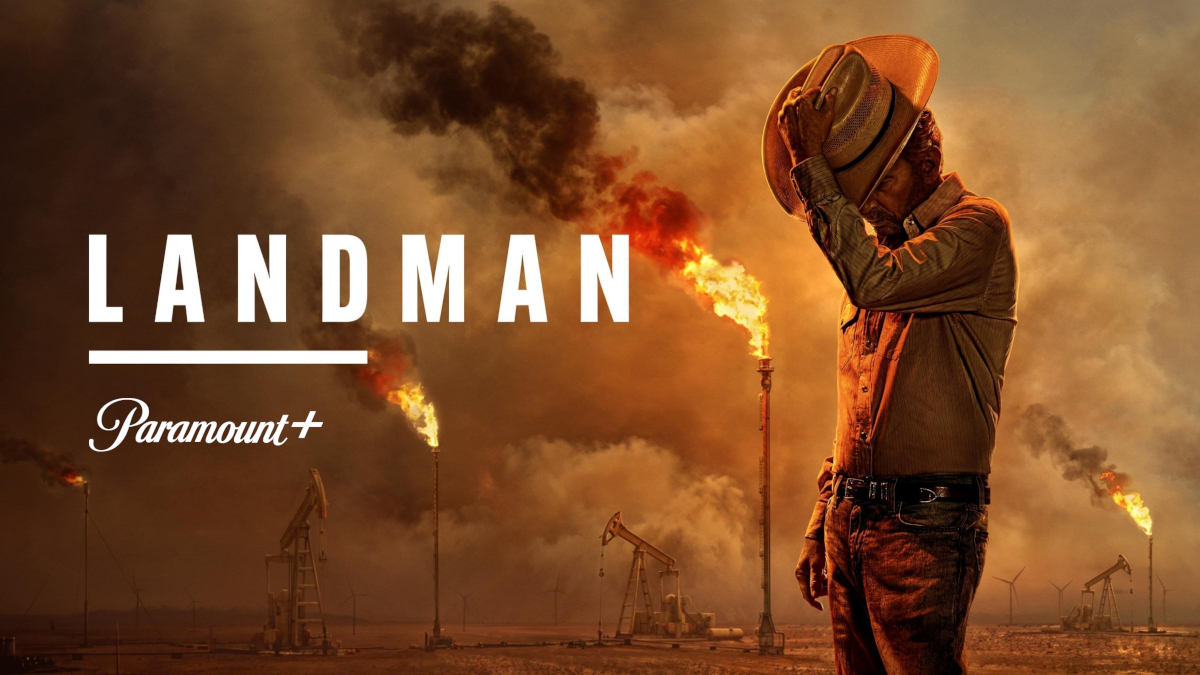 Bild zeigt eine Szenen aus «Landman» von Paramount+: Ein Mann im Cowboy-Outfit hält seinen Hut, umgeben von brennenden Gasfackeln und Ölbohrtürmen. Der Himmel ist rauchig und dramatisch eingefärbt, was eine Stimmung von Intensität und Spannung vermittelt.