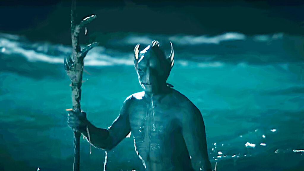Eine fremdartige Kreatur mit spitzen Hörnern und blau-grüner Haut steht im Wasser. Sie hält einen Stab mit einem verzweigten Ende. Der Hintergrund zeigt dunkles Wasser, das im Licht glitzert. Die Szene wirkt mystisch und geheimnisvoll.