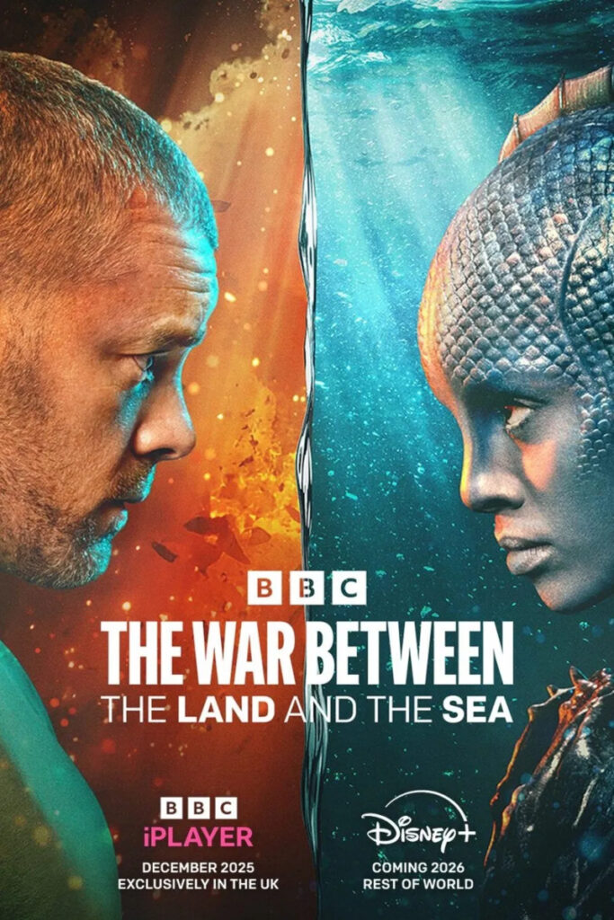 Ein Mann und ein Wesen mit fischähnlichen Schuppen stehen sich gegenüber. Die linke Bildhälfte ist orange, die rechte blau. Text: «The War Between the Land and the Sea», BBC-Logo. Verfügbar auf iPlayer im Dezember 2025 in UK und auf Disney+ weltweit 2026.