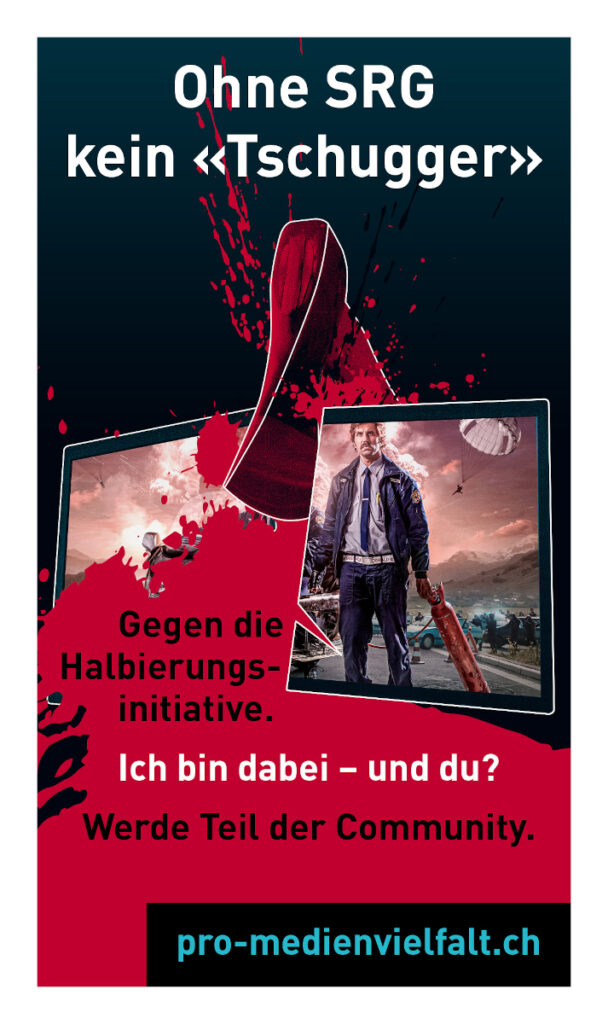 Politisches Plakat gegen die SRG-Halbierungsinitiative. Zeigt einen Fernseher mit einer Filmszene (Mann in Lederjacke vor Kriegskulisse) und einen roten Hammer, der den Bildschirm «zerschlägt». Text: «Ohne SRG kein ‹Tschugger›» und Aufruf zur Community-Teilnahme.