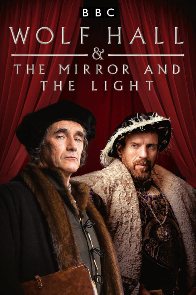 Zwei Männer in historischen Kostümen stehen vor einem roten Vorhang. Oben ist das Logo der BBC und die Titel «Wolf Hall & The Mirror and the Light» zu sehen. Die Männer tragen Pelzmäntel und Hüte aus der Tudor-Zeit.