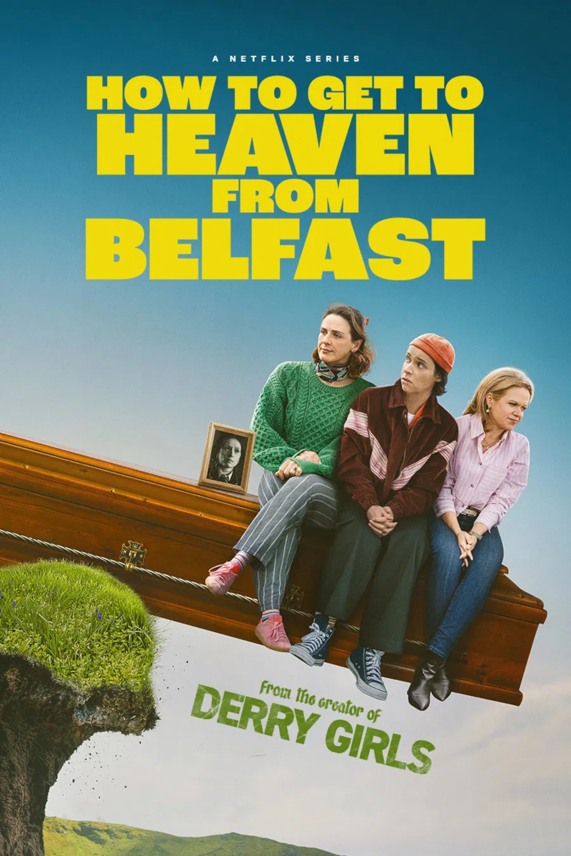 Poster der Netflix-Serie «How to Get to Heaven from Belfast». Drei Frauen sitzen auf einem Sarg vor blauem Himmel. Links steht ein gerahmtes Porträtfoto. Text unten: «From the creator of Derry Girls». Surreale Darstellung mit Grasstück am Boden.