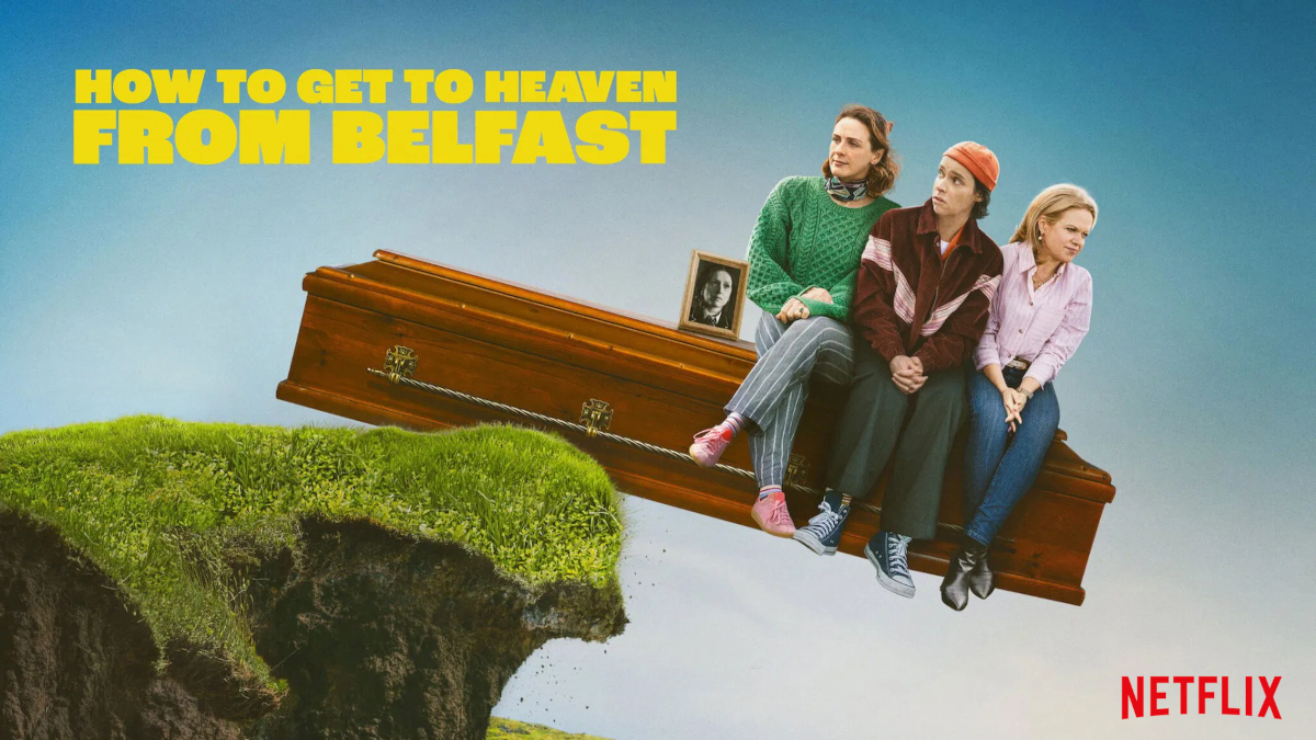 Drei Frauen sitzen auf einem Sarg, der über einer Klippe schwebt. Links eine Frau im grünen Pullover, in der Mitte eine mit roter Mütze und dunklem Mantel, rechts eine blonde Frau in rosa Bluse. Der Titel «How to Get to Heaven from Belfast» und das Netflix-Logo sind sichtbar.