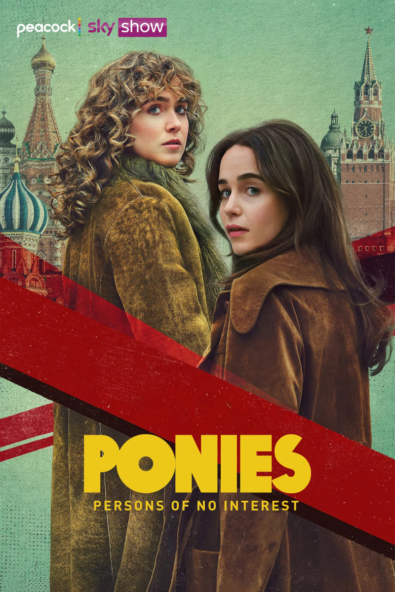 Poster für die Serie «PONIES – Persons of No Interest». Zwei junge Frauen in Wintermänteln blicken über die Schulter, im Hintergrund sind russische Architektur-Wahrzeichen wie der Kreml und die Basilius-Kathedrale zu sehen.