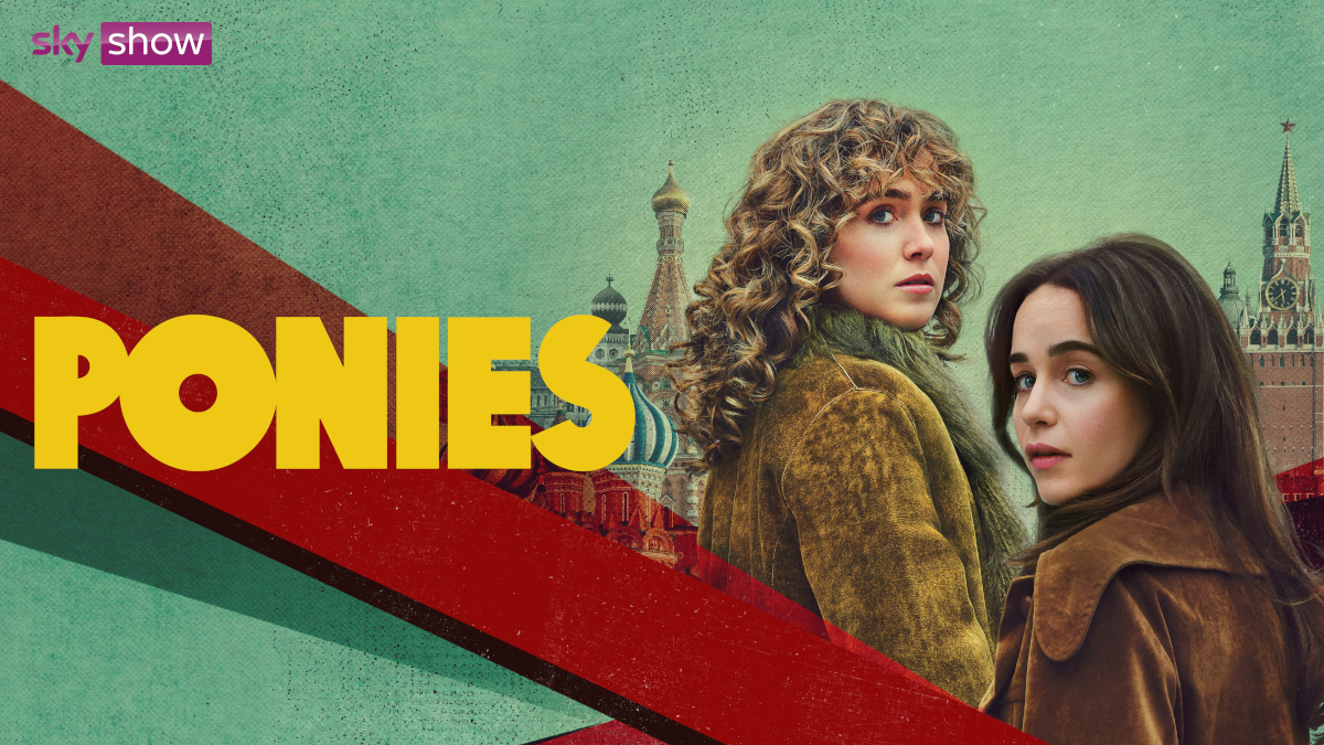 Poster für die Sky-Serie «Ponies»: Zwei junge Frauen in Wintermänteln vor stylisiertem Hintergrund mit russischen Gebäuden wie dem Kreml. Eine hat blonde Locken, die andere dunkle Haare. Grafische Elemente in Rot und Grün rahmen das Bild.