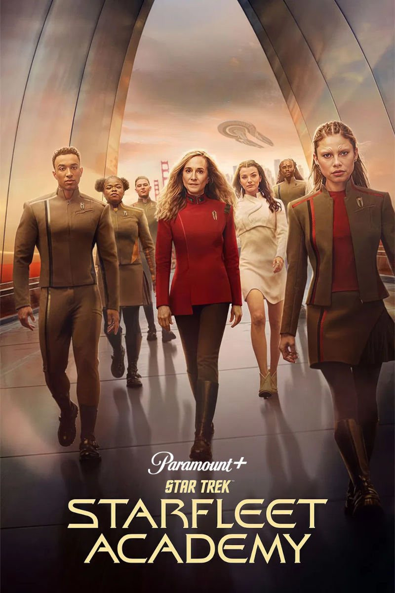 Poster für «Star Trek: Starfleet Academy» mit einer Gruppe junger Kadetten in Uniformen der Sternenflotte, die durch einen futuristischen Korridor gehen. Die Charaktere tragen rote und braune Uniformen, während im Hintergrund durch große Fenster ein Raumschiff zu sehen ist.