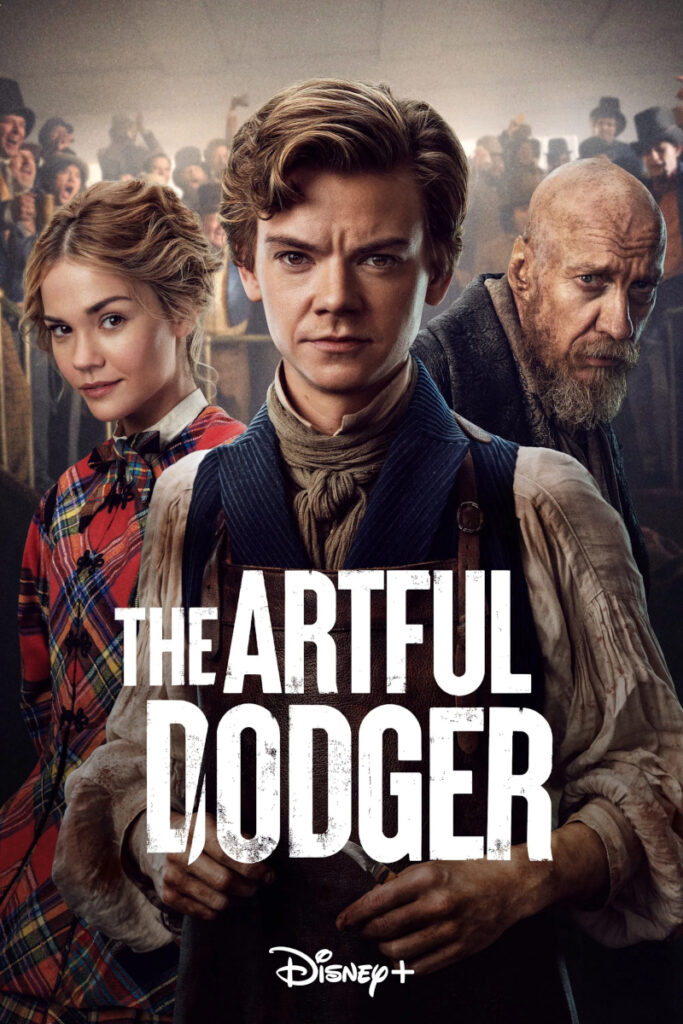 Poster zu «The Artful Dodger» auf Disney+. Zeigt drei Personen in viktorianischer Kleidung vor einer Menschenmenge: Eine blonde Frau in kariertem Kleid, einen jungen Mann mit gewelltem Haar in blauer Weste und einen älteren bärtigen Mann.