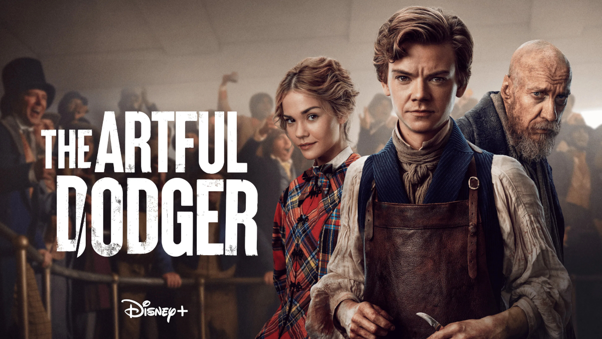 Poster zu «The Artful Dodger» auf Disney+. Zeigt drei Personen in viktorianischer Kleidung vor einer Menschenmenge: Eine blonde Frau in kariertem Kleid, einen jungen Mann mit gewelltem Haar in blauer Weste und einen älteren bärtigen Mann.