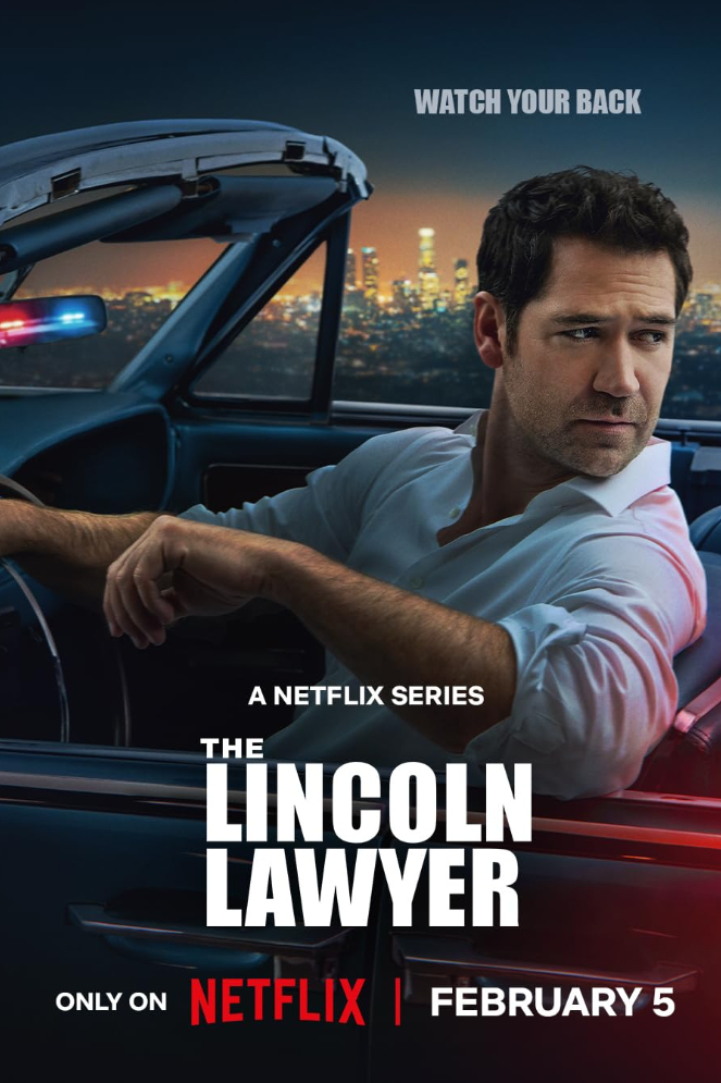 Filmplakat für die Netflix-Serie «The Lincoln Lawyer». Ein Mann in weissem Hemd sitzt in einem schwarzen Cabrio vor der Skyline einer Stadt bei Dämmerung. Text: «Watch your back».