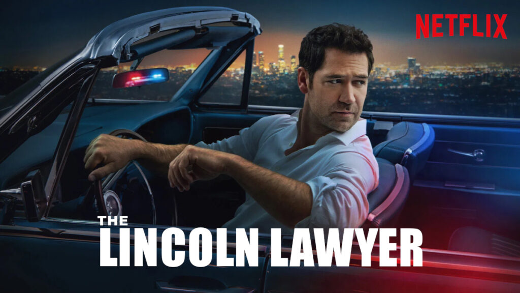 Poster für die Netflix-Serie «The Lincoln Lawyer»: Ein Mann in weissem Hemd sitzt in einem schwarzen Cabrio vor der nächtlichen Skyline von Los Angeles. Das Auto hat rot-blaue Polizeilichter.