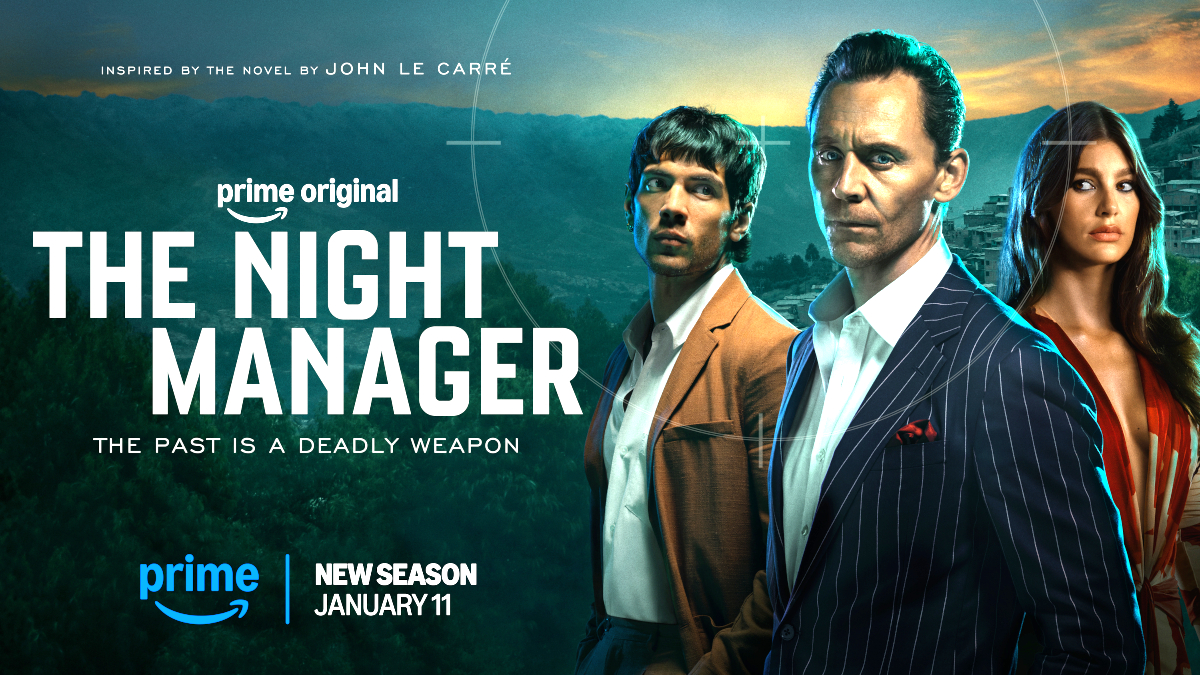 Werbeplakat für die Amazon Prime-Serie «The Night Manager». Drei Personen in formeller Kleidung stehen vor einer dramatischen Berglandschaft im Abendlicht.