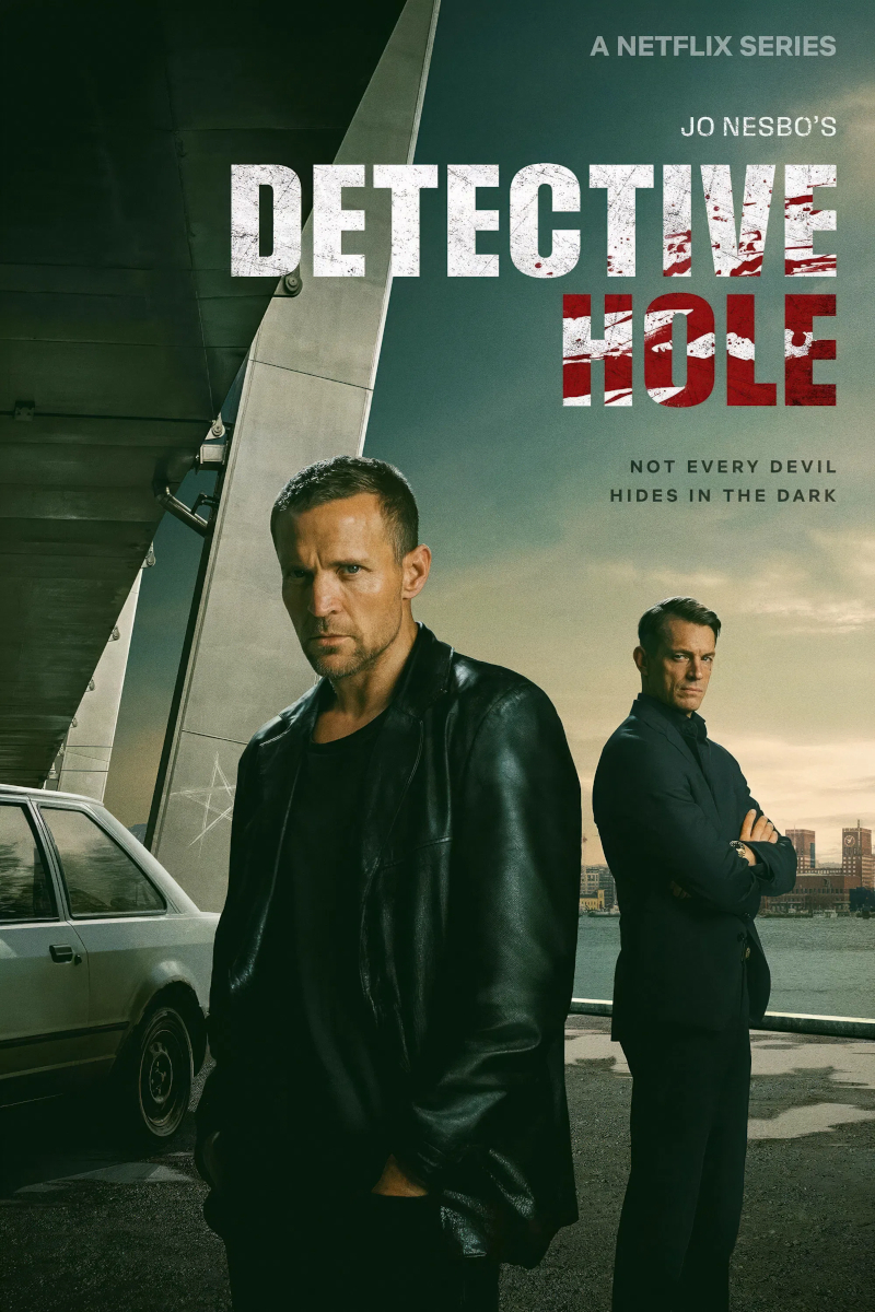 Poster der Netflix-Serie «Detective Hole» nach Jo Nesbø. Zwei Männer in dunkler Kleidung stehen vor einer urbanen Kulisse mit Brücke und Skyline. Der Hauptdarsteller trägt eine schwarze Lederjacke, dahinter steht ein Mann im dunklen Anzug. Tagline: «Not every devil hides in the dark».