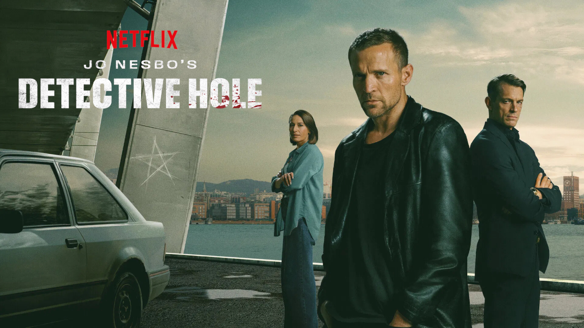 Netflix-Poster für «Jo Nesbø's Detective Hole»: Drei Personen stehen vor einer Hafenkulisse mit Stadtpanorama. Im Vordergrund ein Mann im schwarzen Ledermantel, dahinter eine Frau im blauen Blazer und ein weiterer Mann in dunkler Kleidung. Links ein weisses Auto.
