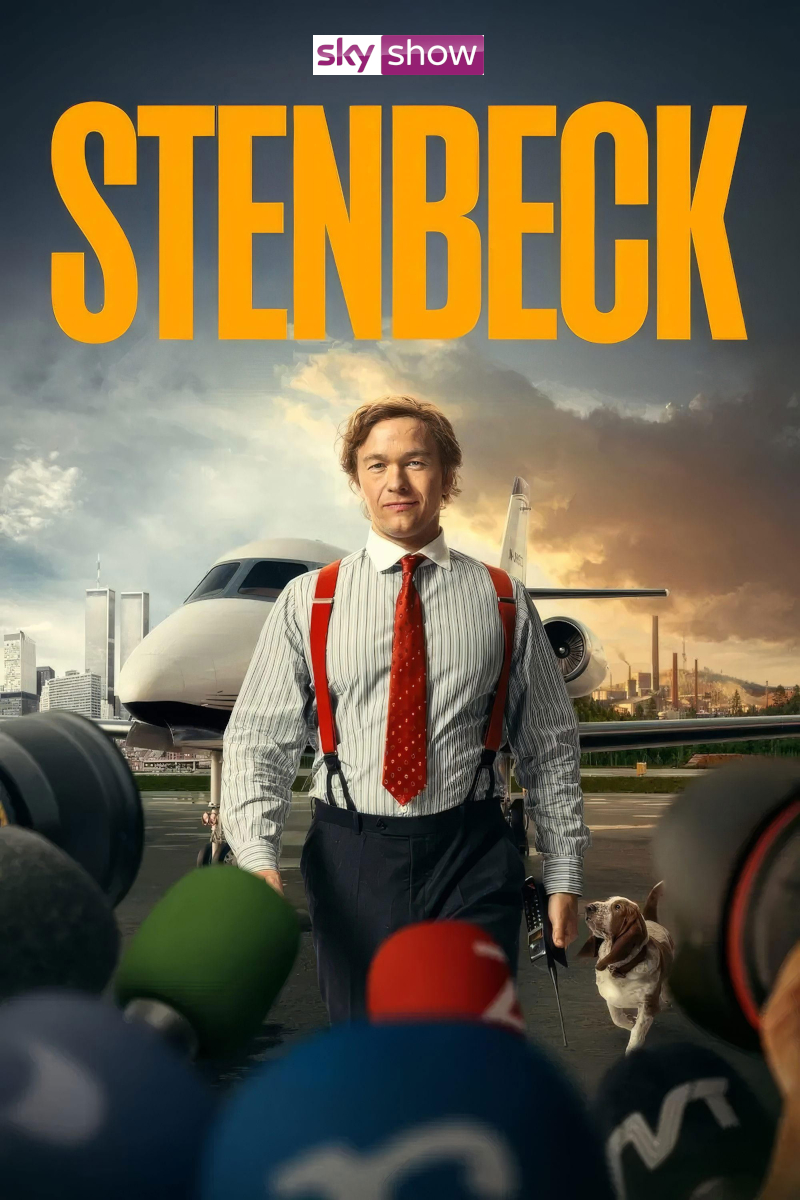 Poster für die Sky-Serie «Stenbeck»: Ein Mann in gestreiftem Hemd, roter Krawatte und Hosenträgern steht selbstbewusst vor einem Privatjet auf einem Flugplatz. Neben ihm läuft ein kleiner Hund. Im Vordergrund sind unscharf Mikrofone zu sehen, die auf ihn gerichtet sind.