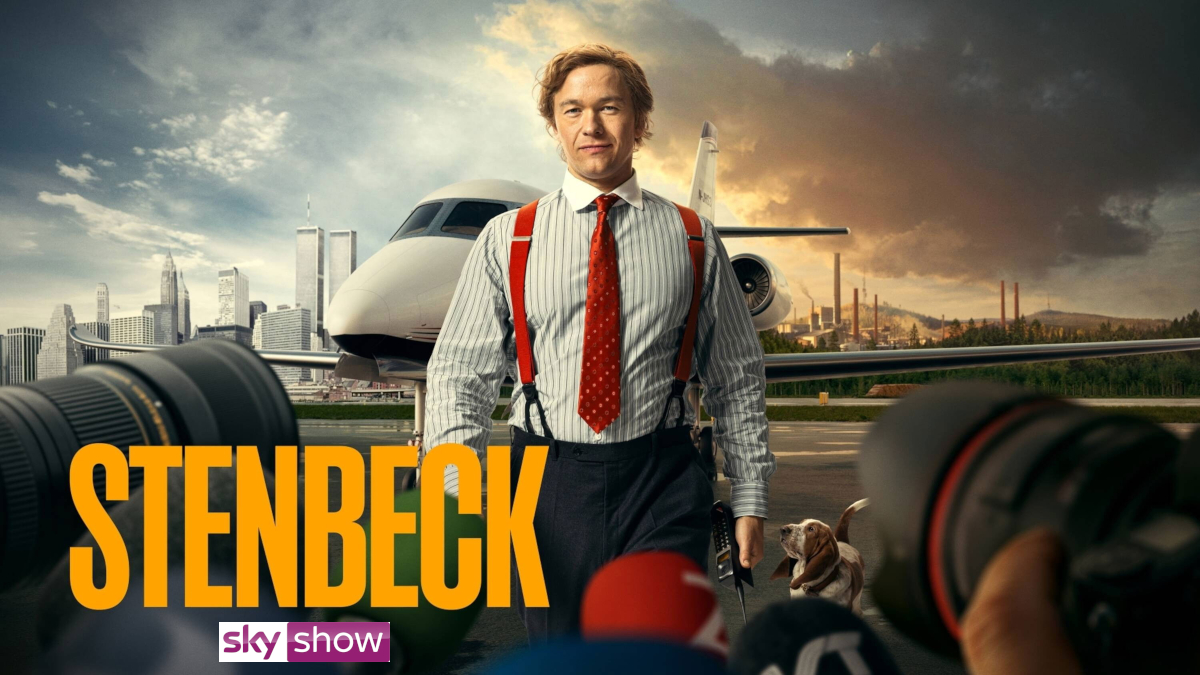 Poster für die Sky-Serie «Stenbeck»: Ein Mann in gestreiftem Hemd, roter Krawatte und Hosenträgern steht selbstbewusst vor einem Privatjet auf einem Flugplatz. Neben ihm läuft ein kleiner Hund. Im Vordergrund sind unscharf Mikrofone zu sehen, die auf ihn gerichtet sind.