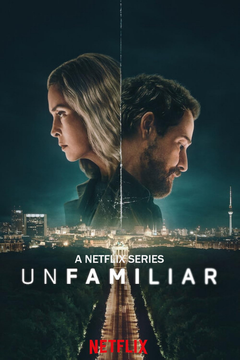 Netflix-Serienposter für «Unfamiliar»: Zwei Personen im Profil – eine blonde Frau und ein bärtiger Mann – stehen Rücken an Rücken vor einer nächtlichen Stadtsilhouette. Die Gesichter sind dramatisch beleuchtet, darunter erstreckt sich eine beleuchtete Strasse durch die dunkle Stadt.