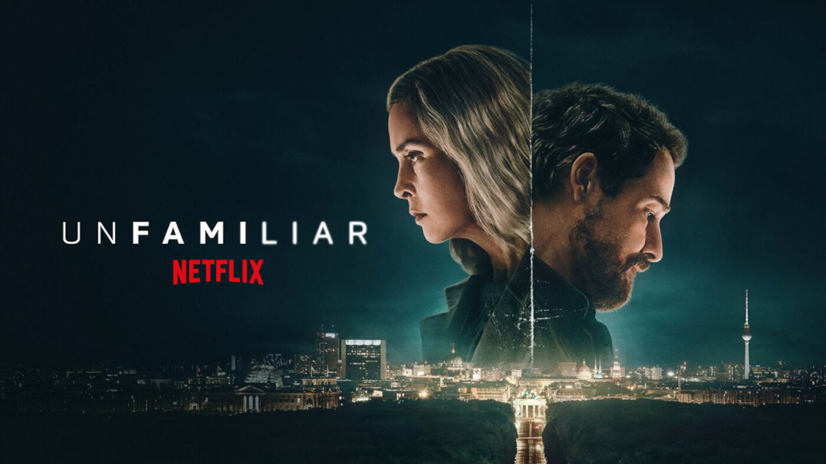 Netflix-Serie «Unfamiliar»: Promobild zeigt zwei Personen im Profil – eine blonde Frau und einen bärtigen Mann – vor nächtlicher Stadtsilhouette mit markanten Gebäuden und Fernsehturm. Düstere, grünlich-blaue Beleuchtung verstärkt die Thriller-Atmosphäre.