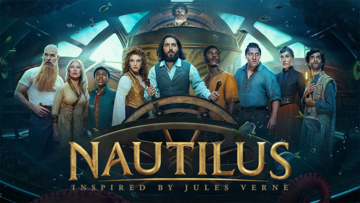 Poster für die Serie «Nautilus» zeigt zehn Charaktere in viktorianischer Kleidung im Inneren eines U-Boots mit grossen Fenstern. Im Zentrum steht ein Mann mit langen dunklen Haaren am Steuerrad. Der Titel «Nautilus - Inspired by Jules Verne» ist prominent dargestellt.