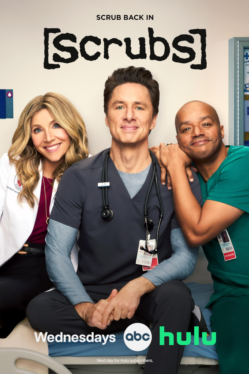 Poster für die TV-Serie «Scrubs». Drei Personen in Krankenhauskleidung posieren freundlich: eine blonde Frau im weissen Kittel links, ein Mann mit Stethoskop in der Mitte und ein Mann in grünen Scrubs rechts.