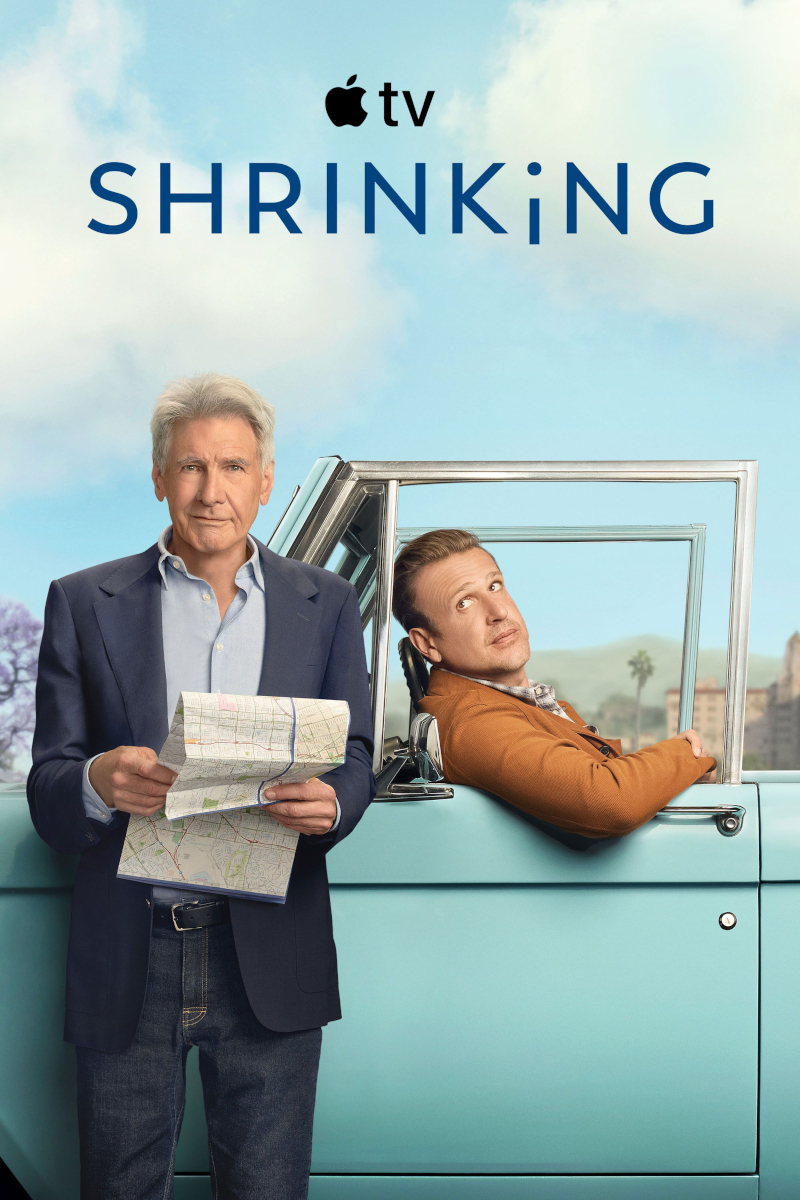 Poster der Apple TV-Serie «Shrinking»: Ein älterer Mann in dunklem Anzug hält eine Landkarte, daneben lehnt ein jüngerer Mann in brauner Jacke lässig aus einem türkisfarbenen Auto. Himmel mit Wolken im Hintergrund.