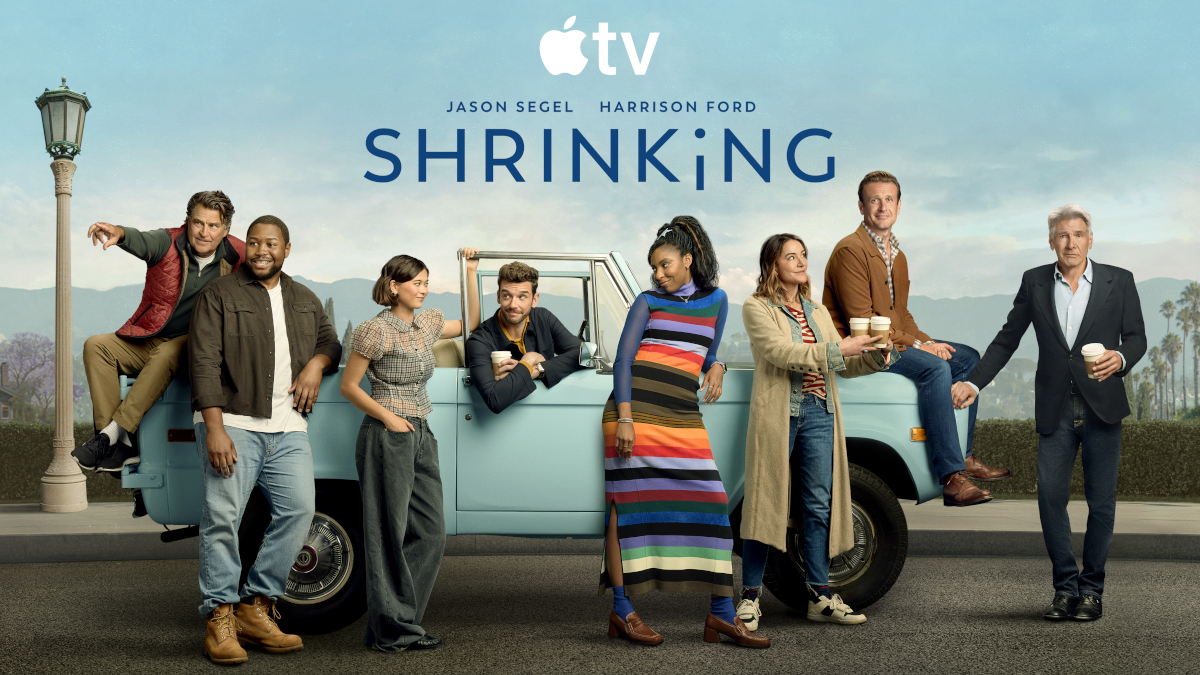 Poster für die Apple TV-Serie «Shrinking» mit Jason Segel und Harrison Ford. Acht Personen posieren lässig um einen hellblauen Vintage-Pickup-Truck herum, vor einer malerischen Vorstadtkulisse mit Bergen im Hintergrund.