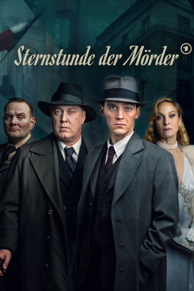 Promotionsbild der deutschen Krimiserie «Sternstunde der Mörder». Vier Personen in 1940er-Jahre-Kleidung stehen nebeneinander: drei Männer in dunklen Anzügen und Hüten sowie eine blonde Frau in elegantem Kleid mit Perlenkette. Dunkle, atmosphärische Beleuchtung im Hintergrund.