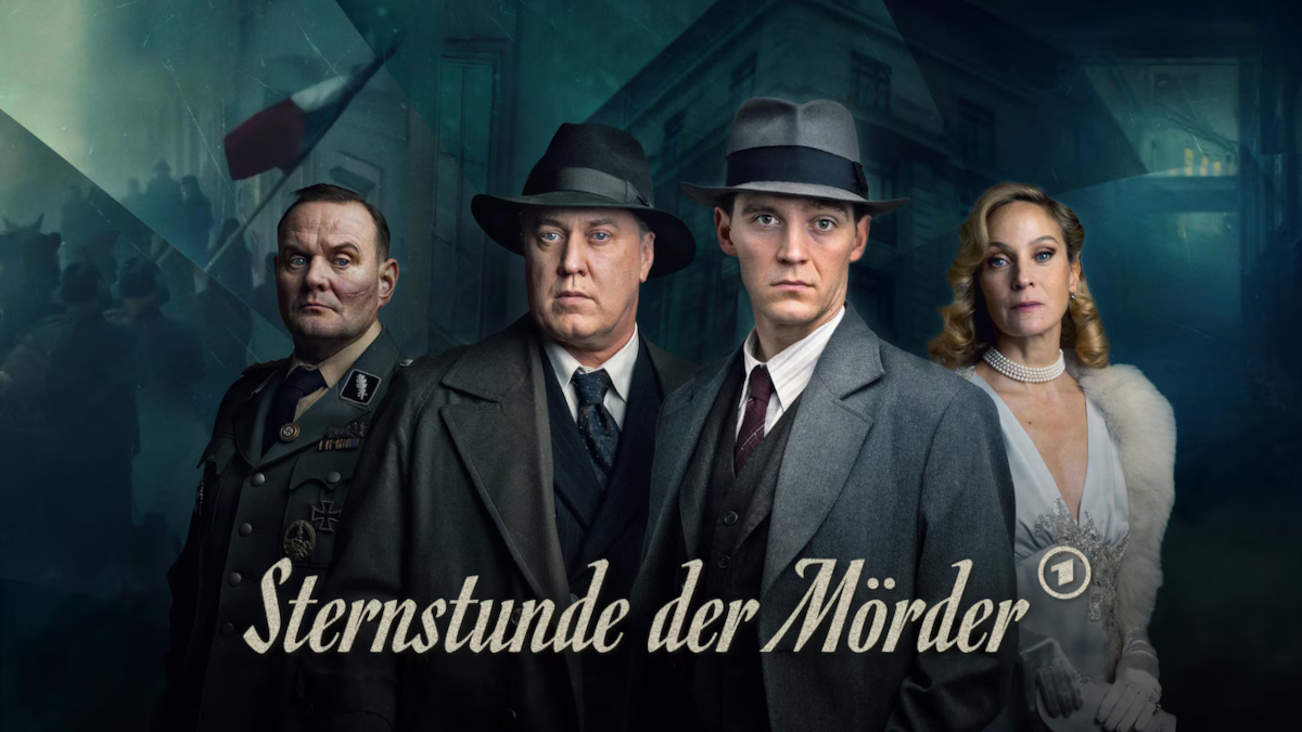 Vier Personen in 1940er-Jahre-Kleidung stehen vor einem industriellen Hintergrund. Von links: Mann in Militäruniform, zwei Männer in Anzügen mit Hüten, Frau in elegantem Kleid mit Perlenkette. Unten der Titel «Sternstunde der Mörder» mit ARD-Logo.
